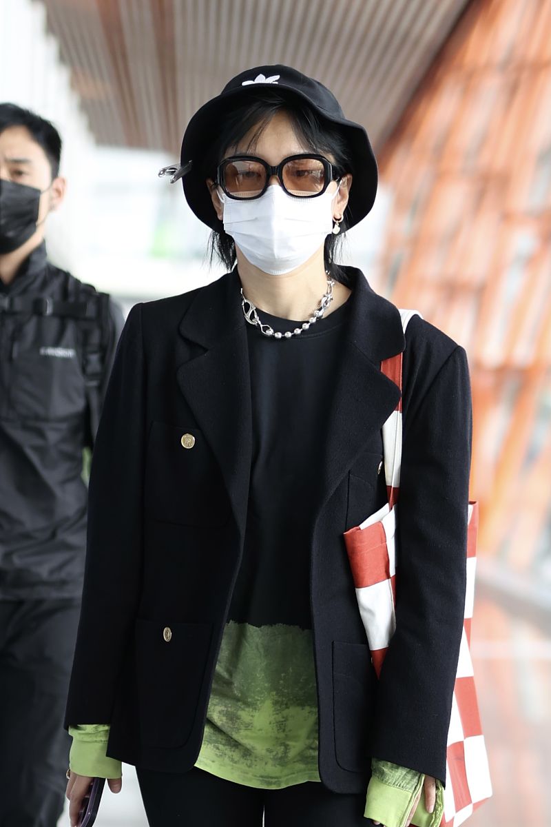 周笔畅街拍:黑色西装扎染t恤 adidas渔夫帽皮靴帅气利落