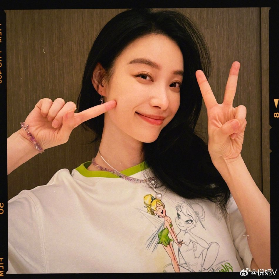 组图:《消失的她》票房破30亿 倪妮微博晒30张自拍庆祝创意满满