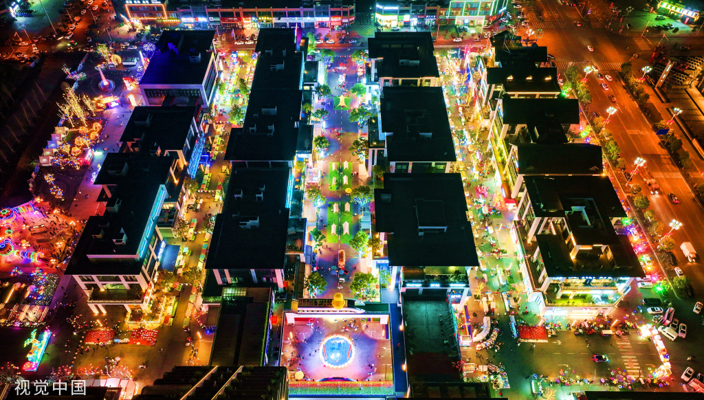 四川仁寿:商业街人头攒动 市民观彩灯品美食