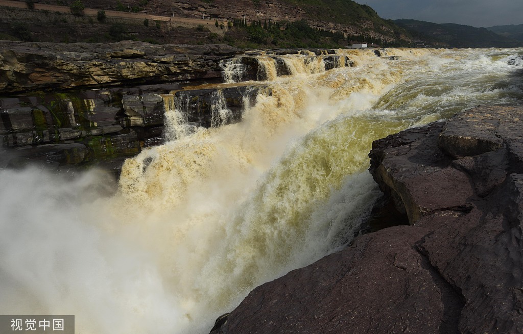 山西临汾:黄河壶口瀑布现"半清半浊"景观