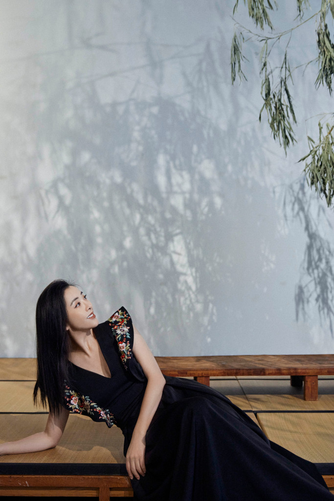 黄小蕾黑色长裙造型写真发布 获微博视界大会年度实力演员奖