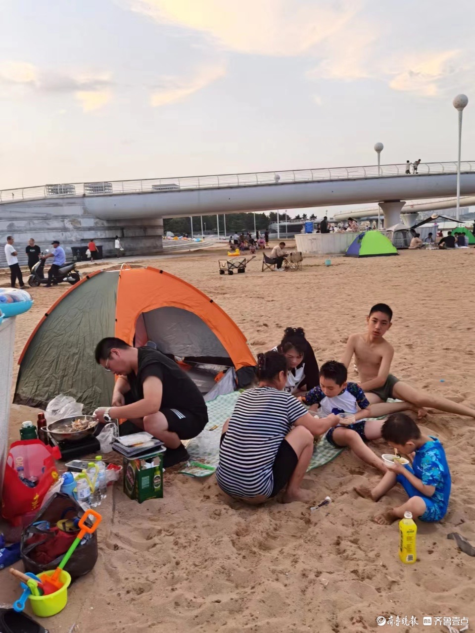 即墨鰲山衛濱海公園,遊客眾多