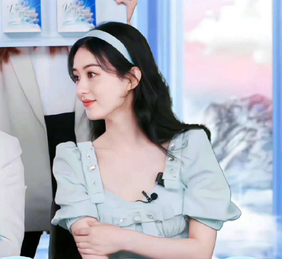 组图:赵丽颖头戴蓝色发箍 身穿同色系公主裙甜美又元气