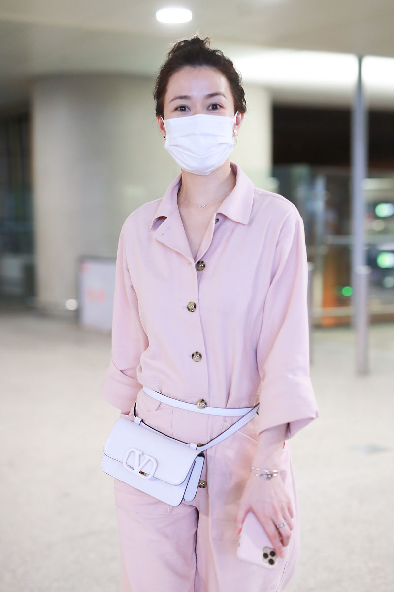 佘诗曼街拍:裸粉色工装连体裤valentino vsling腰包 converse粉嫩减龄