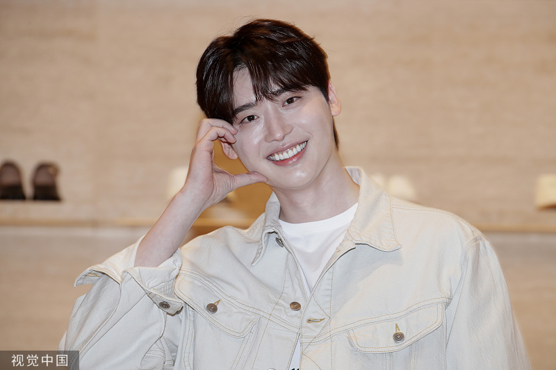 组图:李钟硕一身休闲装出席活动 对镜头花式比心白到发光