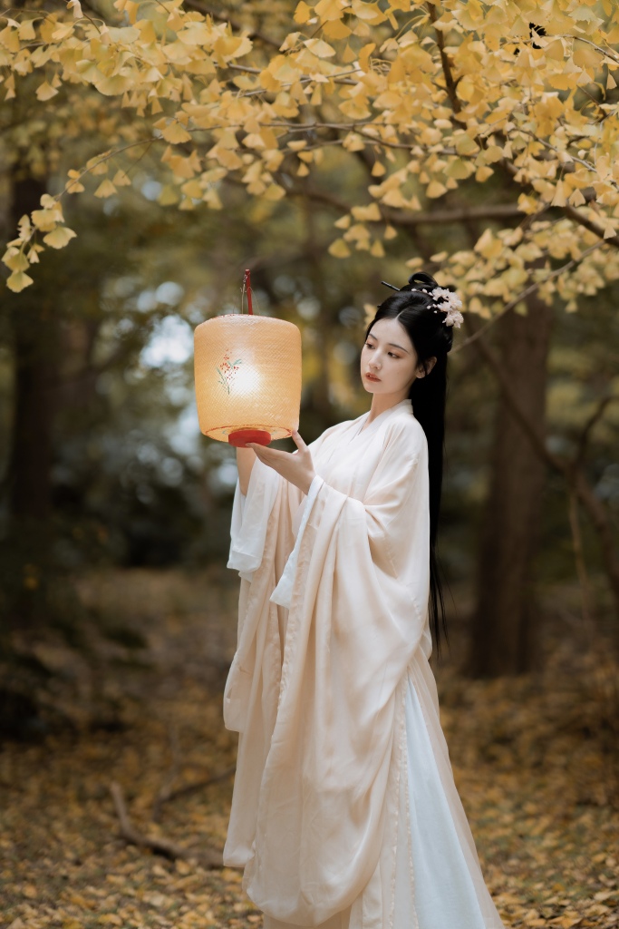 赵粤晚秋银杏古风写真 白衣佳人撑伞清冷感十足