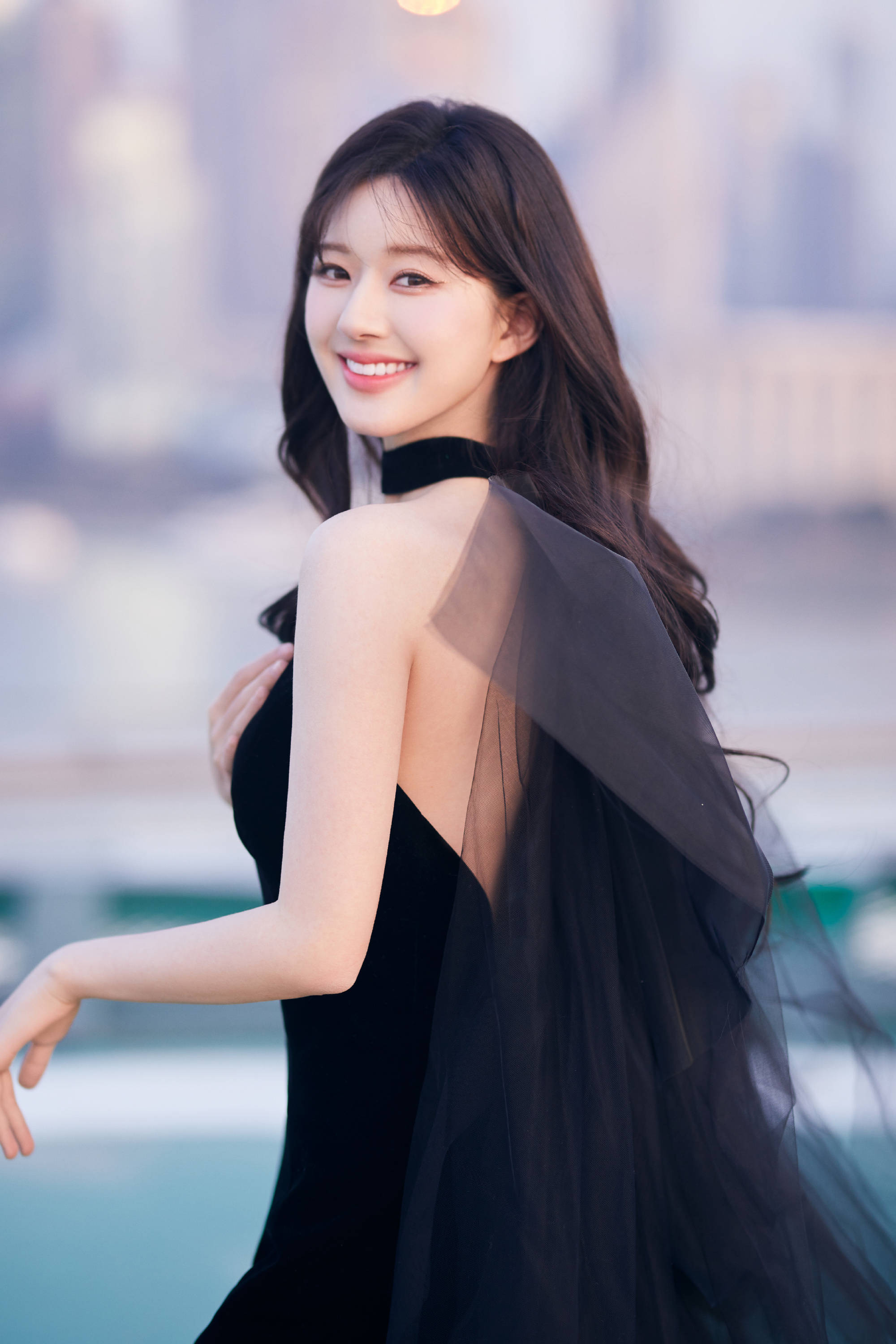 赵露思户外摄影,背景是上海外滩