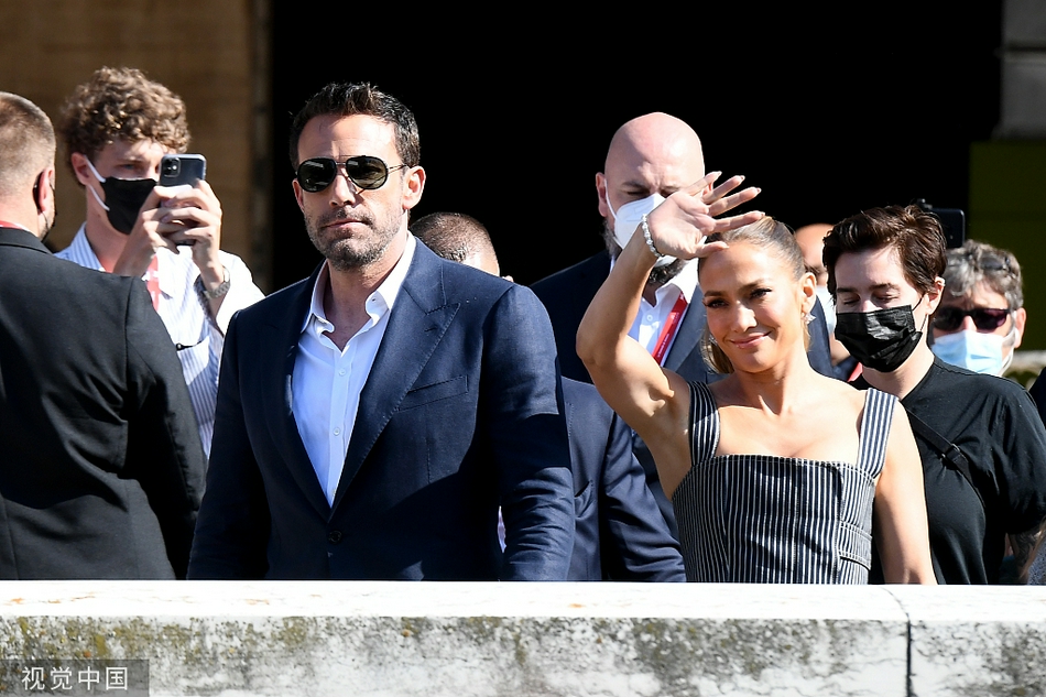 组图:阿弗莱克洛佩兹亮相威尼斯电影节 牵手大秀恩爱