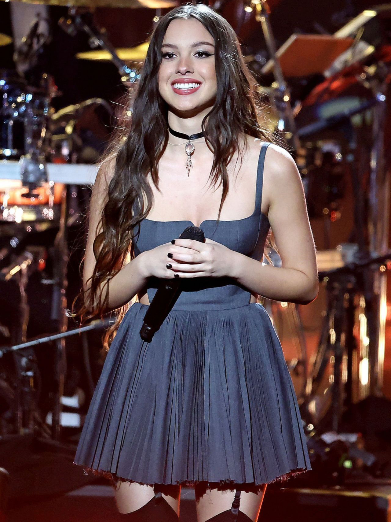 歌手olivia rodrigo,身穿黑丝超短裙表演,青春美丽,性感迷人