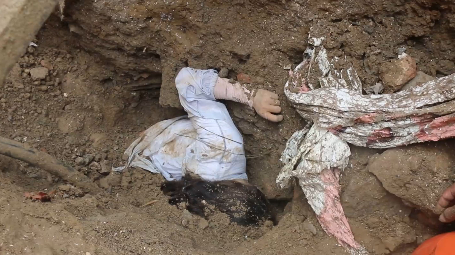 安徽宿州:建筑工地突然坍塌一女子被埋