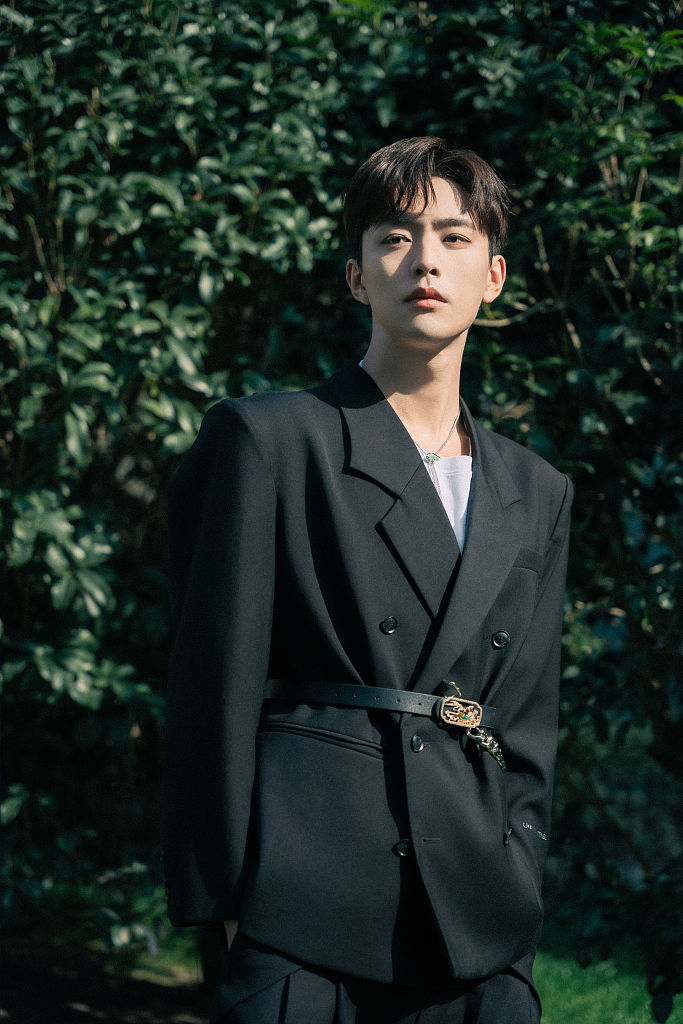 王敬轩参加冬奥星派对活动 黑西装搭配腰带突显大长腿