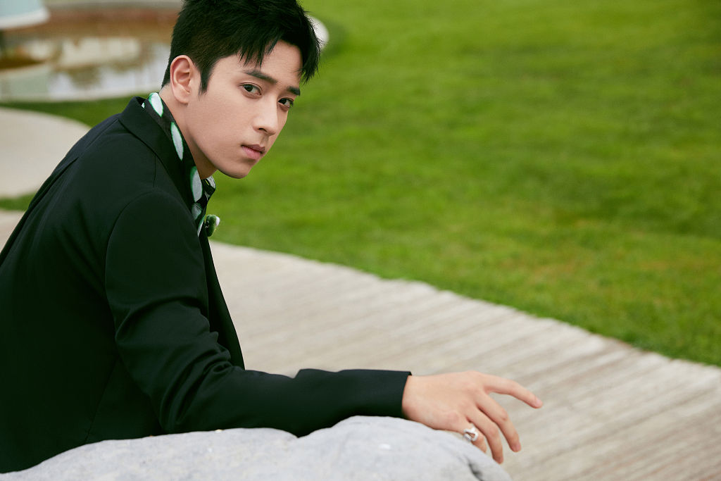 陈若轩绿野丛林大片诠释酷雅型格 俏皮胸针点缀演绎反差魅力