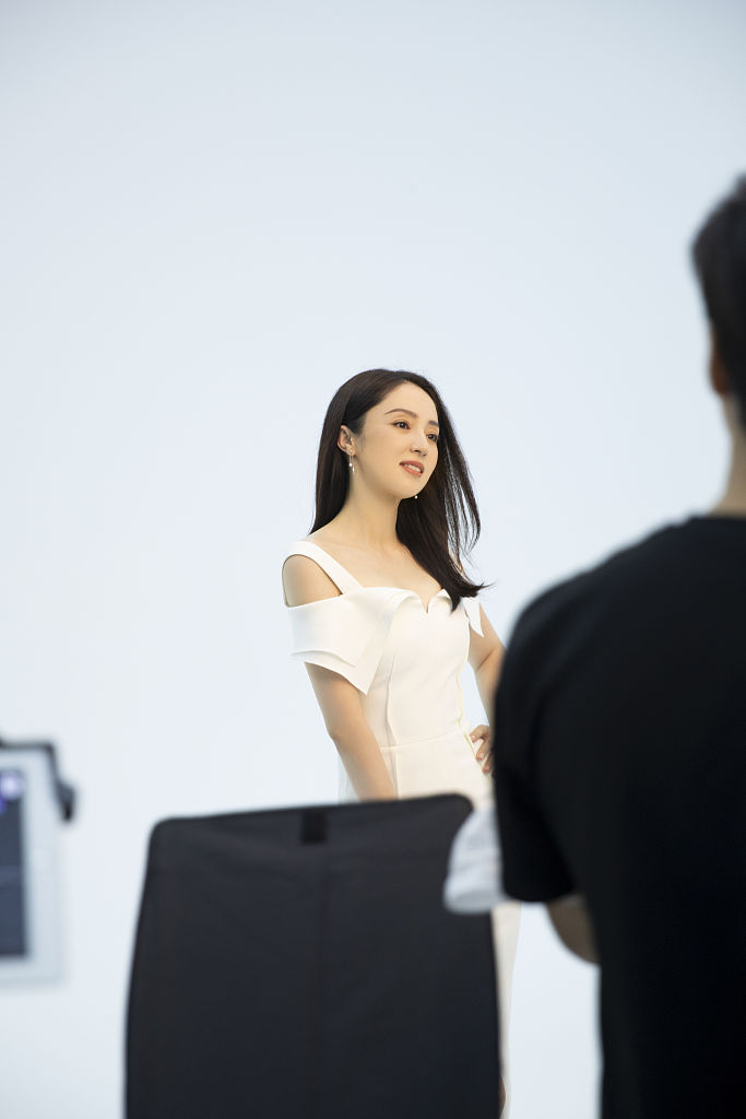 董璇工作室发布一组工作花絮图 解锁多套look笑容明媚