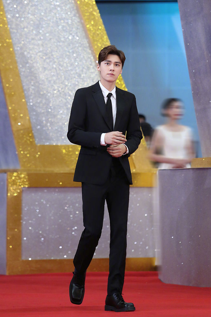 李易峰出席36届大众电影百花奖 西装造型拍写真颜值出众
