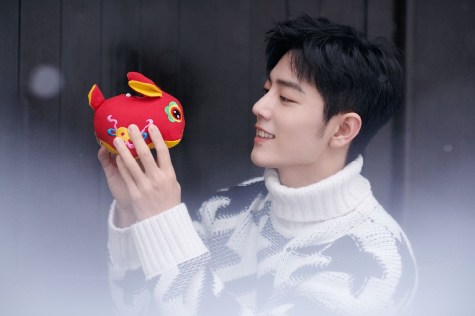 组图:肖战新年开工随拍 手提红色灯笼喜气洋洋