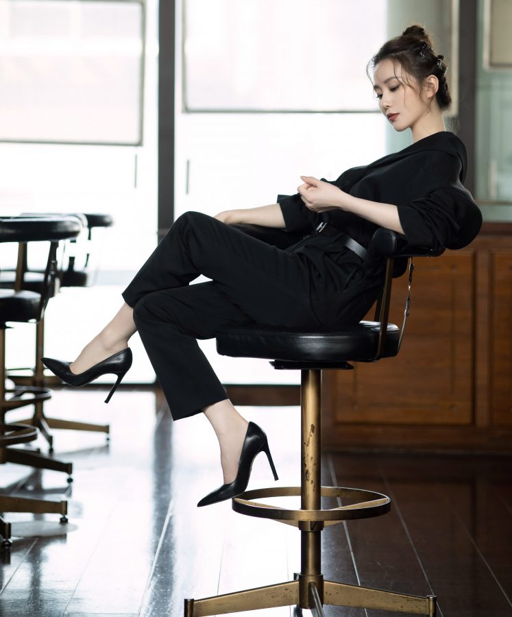 御姐刘诗诗黑裤配高跟鞋翘二郎腿迷人写真