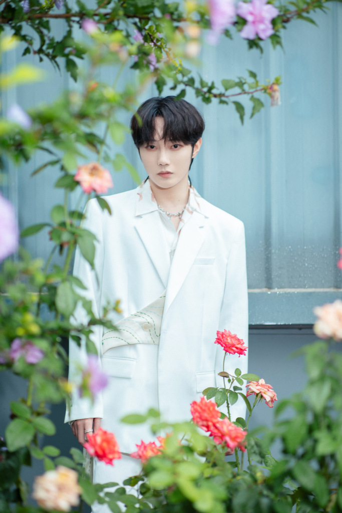 刘也晒白衣绿影氛围感写真 高冷帅气贵公子