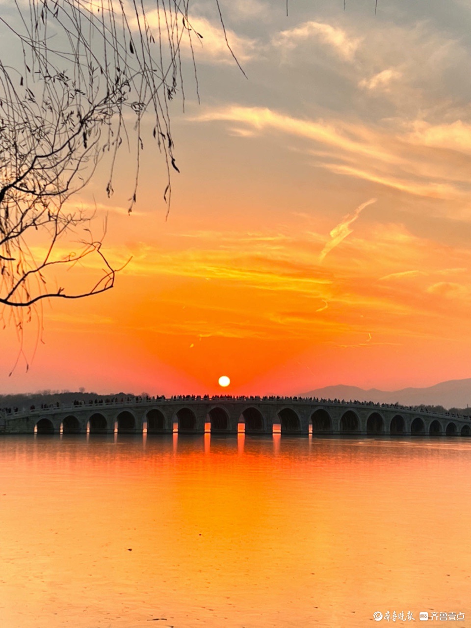 北京颐和园的日落,染红了一片天