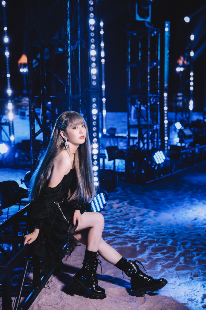 组图:佟丽娅首次尝试流行舞 灰紫发色配抹胸黑裙女团范十足