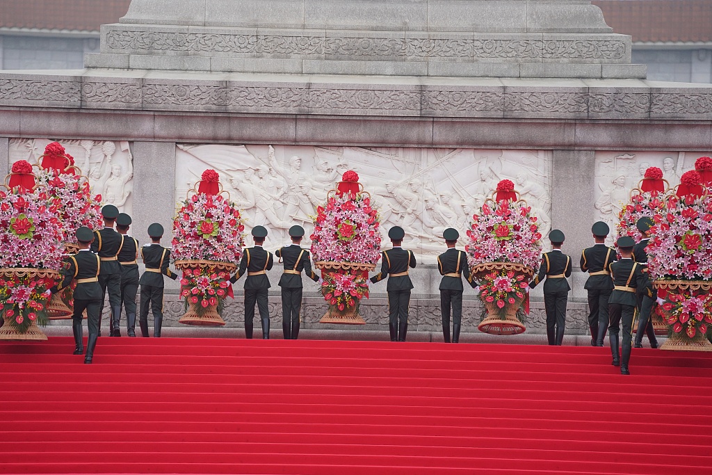 烈士纪念日向人民英雄敬献花篮仪式在北京天安门广场隆重举行