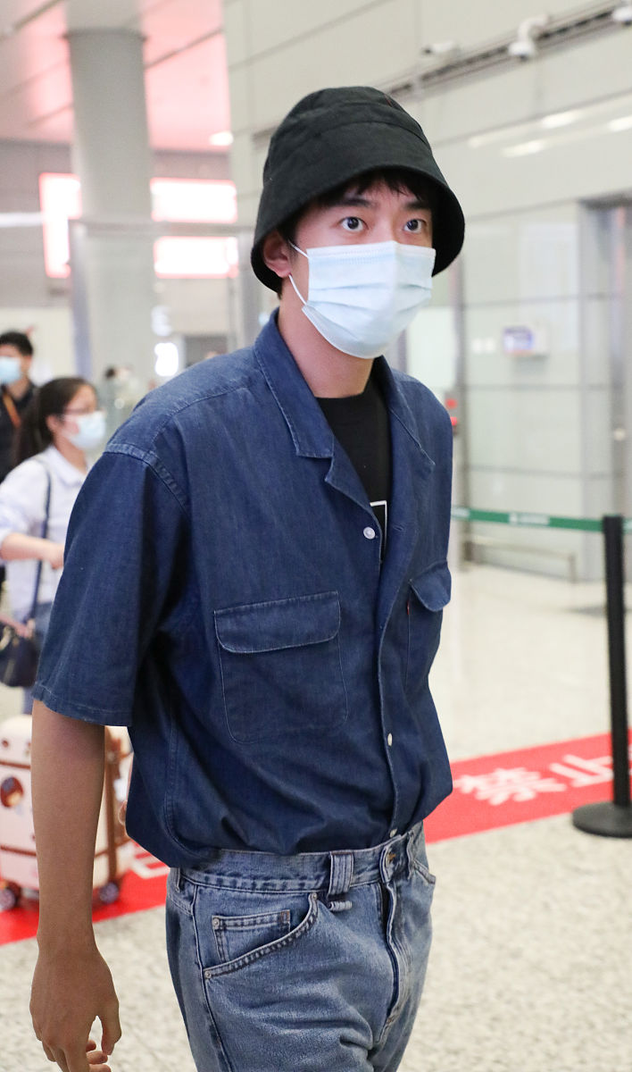 梁靖康街拍:levis牛仔衬衣搭配直筒裤球鞋高大俊朗