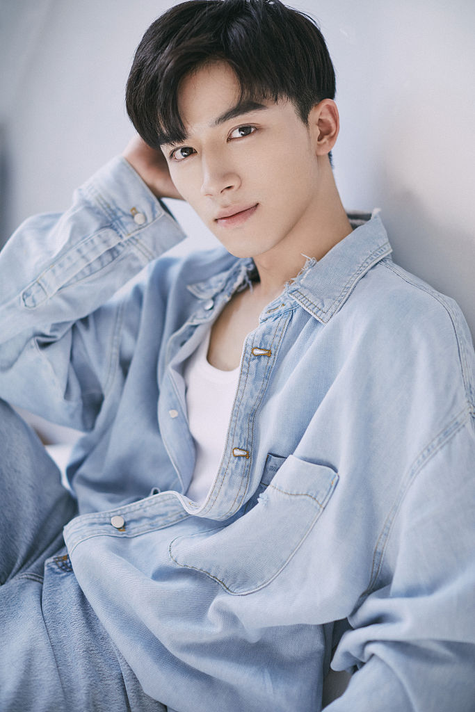 王星越慵懒男友风写真惬意满满 牛仔套装诠释少年味道