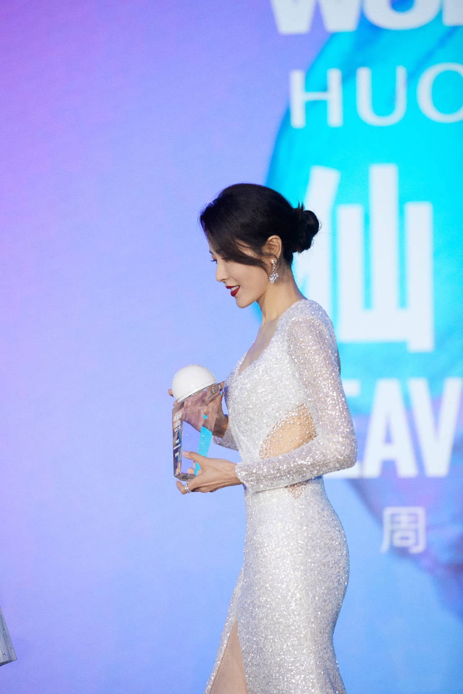 组图:45岁曾黎深v白裙出席活动 腰细腿长优雅大方状态好