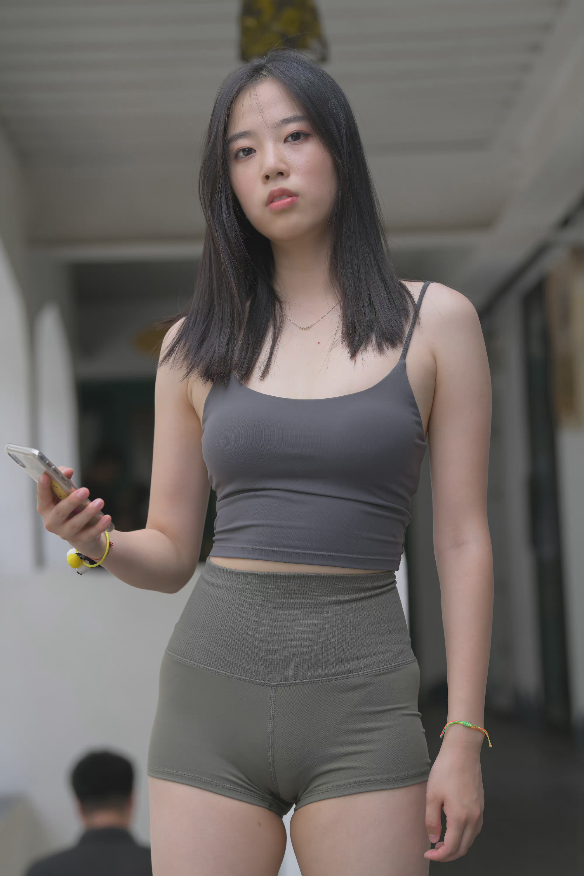 街拍美女 紧身灰色吊带和超短热裤的性感美女