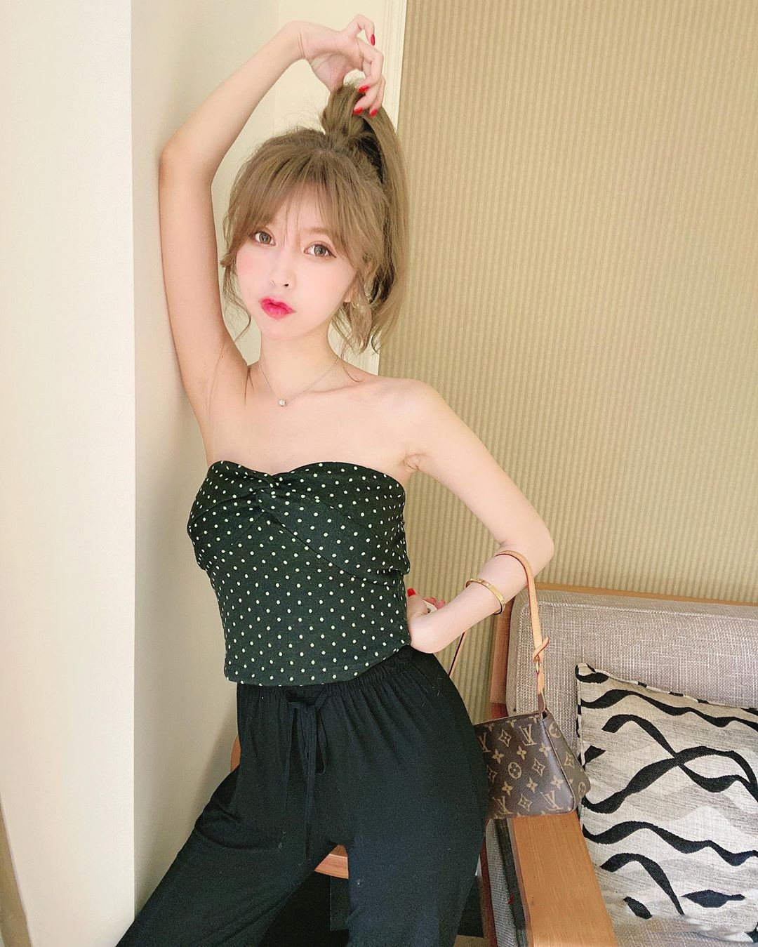 电竞美女解说员刘子瑜的日常生活写真照,纤细的身材打造线条美