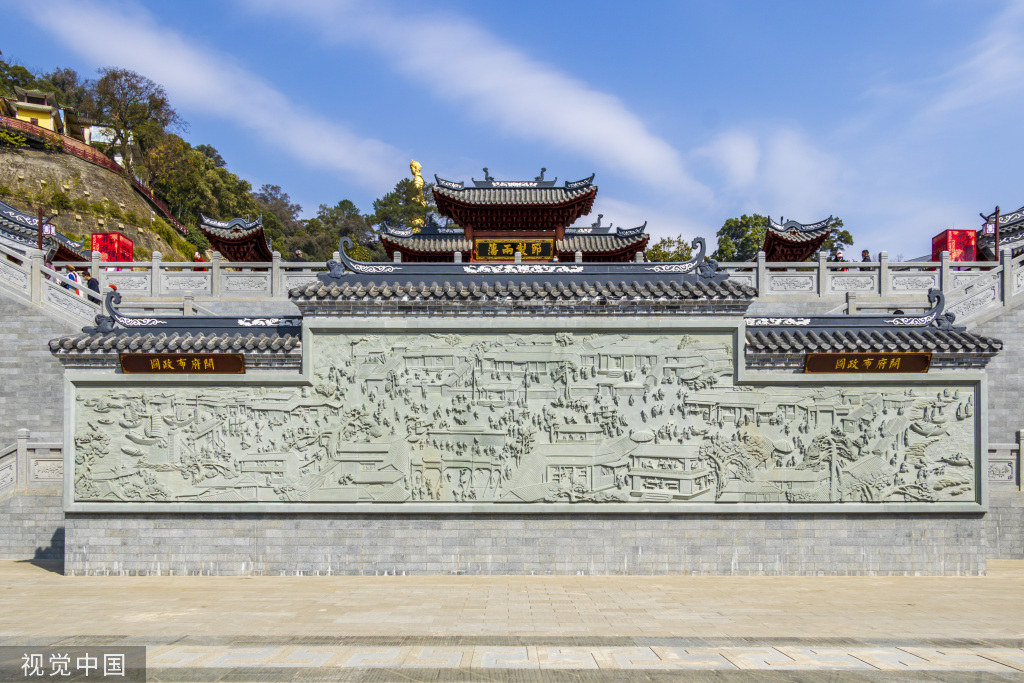 广西梧州:市民游客参观明朝两广总督府 沉浸式感受真人实景互动