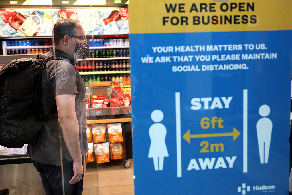 美国华盛顿恢复室内强制佩戴口罩令 民众室内戴口罩