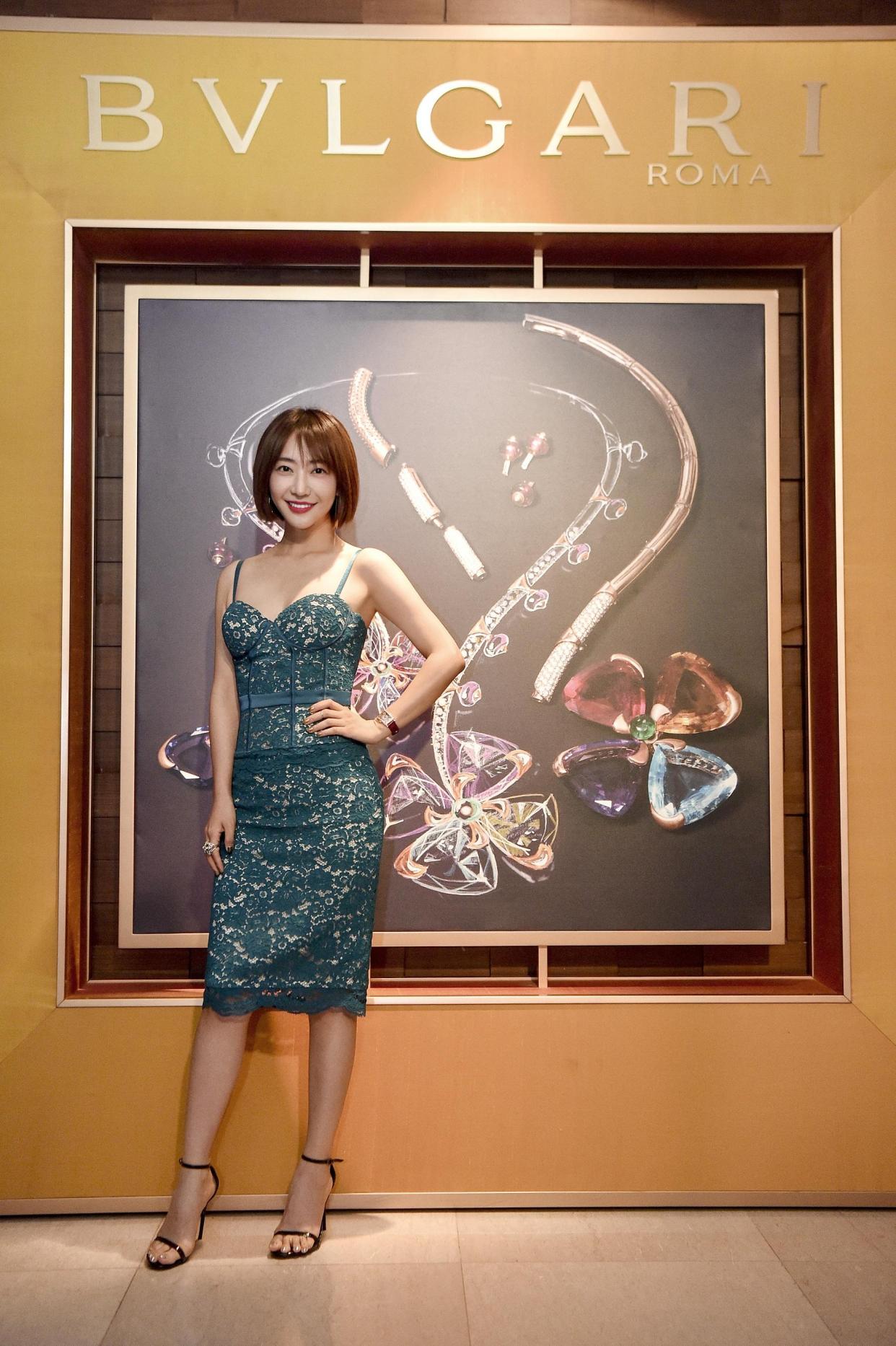 姜尘:性感的古韵女孩,肤如玉脂颜如花,高挑身材很吸睛