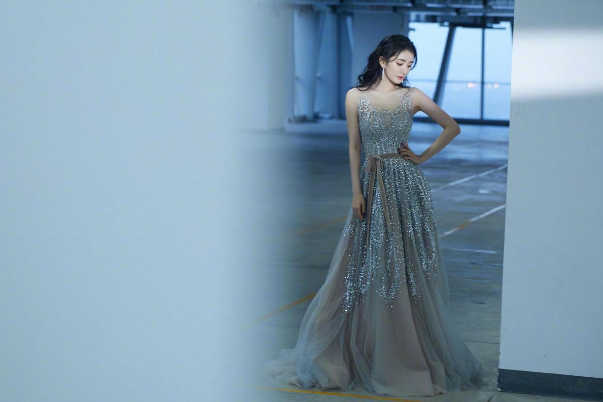 杨幂裸色闪钻长裙礼服写真电脑壁纸