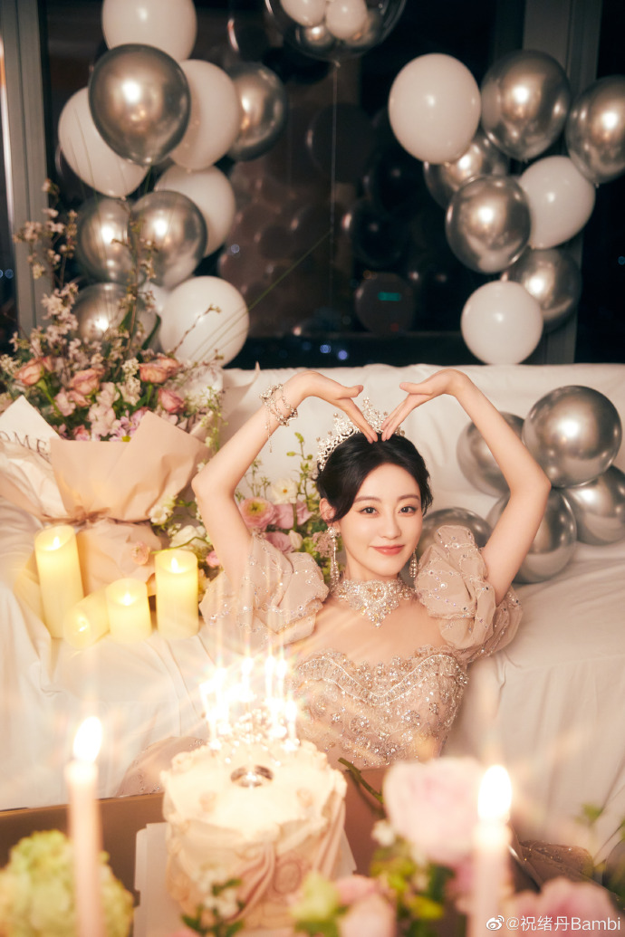 组图:祝绪丹晒公主裙造型生日写真 头戴皇冠手持蜡烛浪漫梦幻