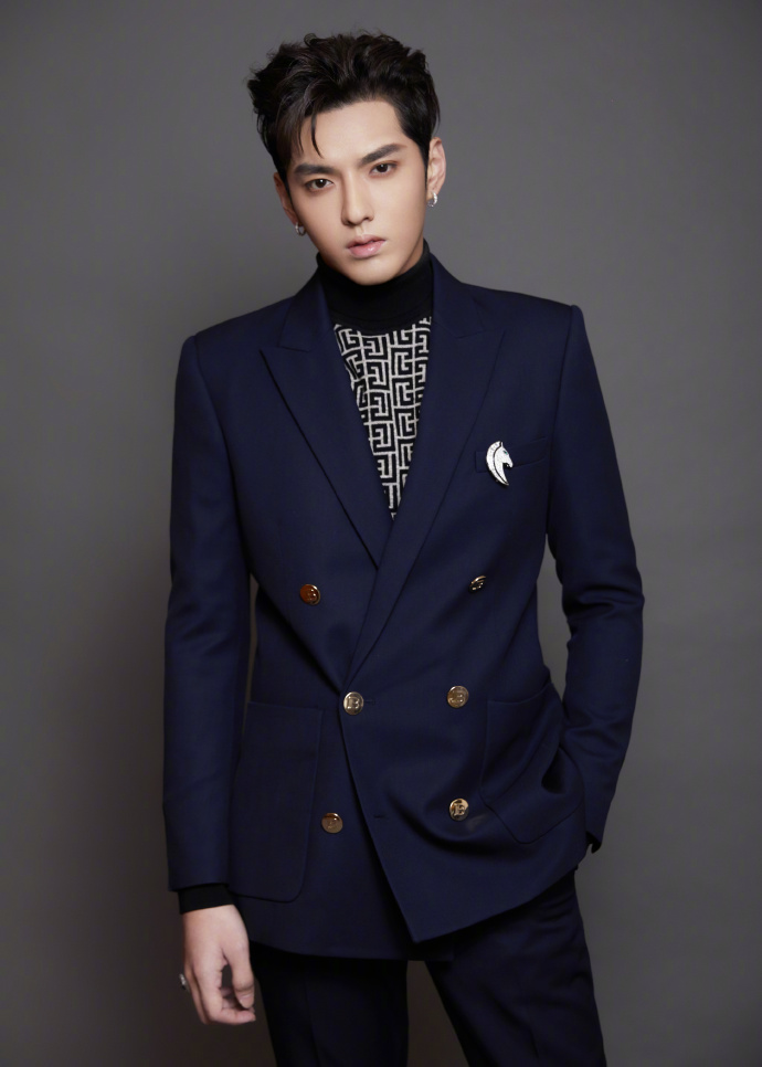 吴亦凡深蓝双排扣西装搭配印花高领衫,温暖有型,依旧贵气十足