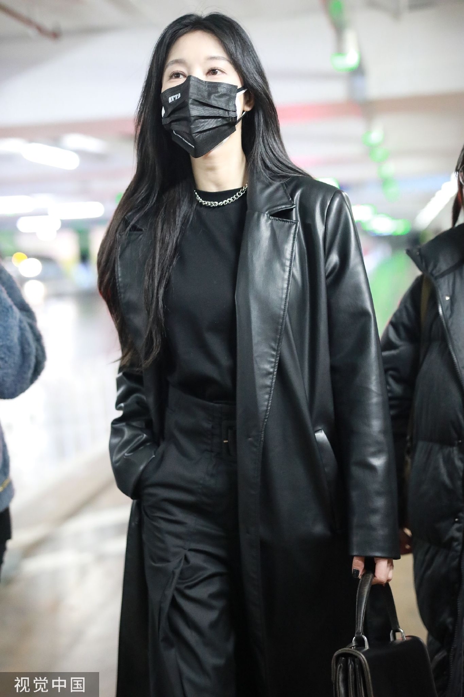 组图:张俪身穿黑色皮衣现身机场 搭配帅气靓丽个性十足