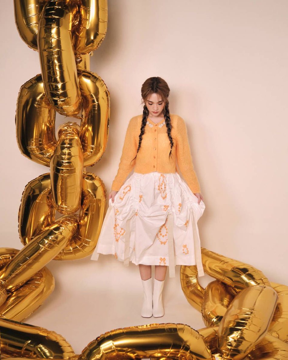 组图:杨丞琳橙色系穿搭温暖靓丽 扎双麻花辫露甜美笑容