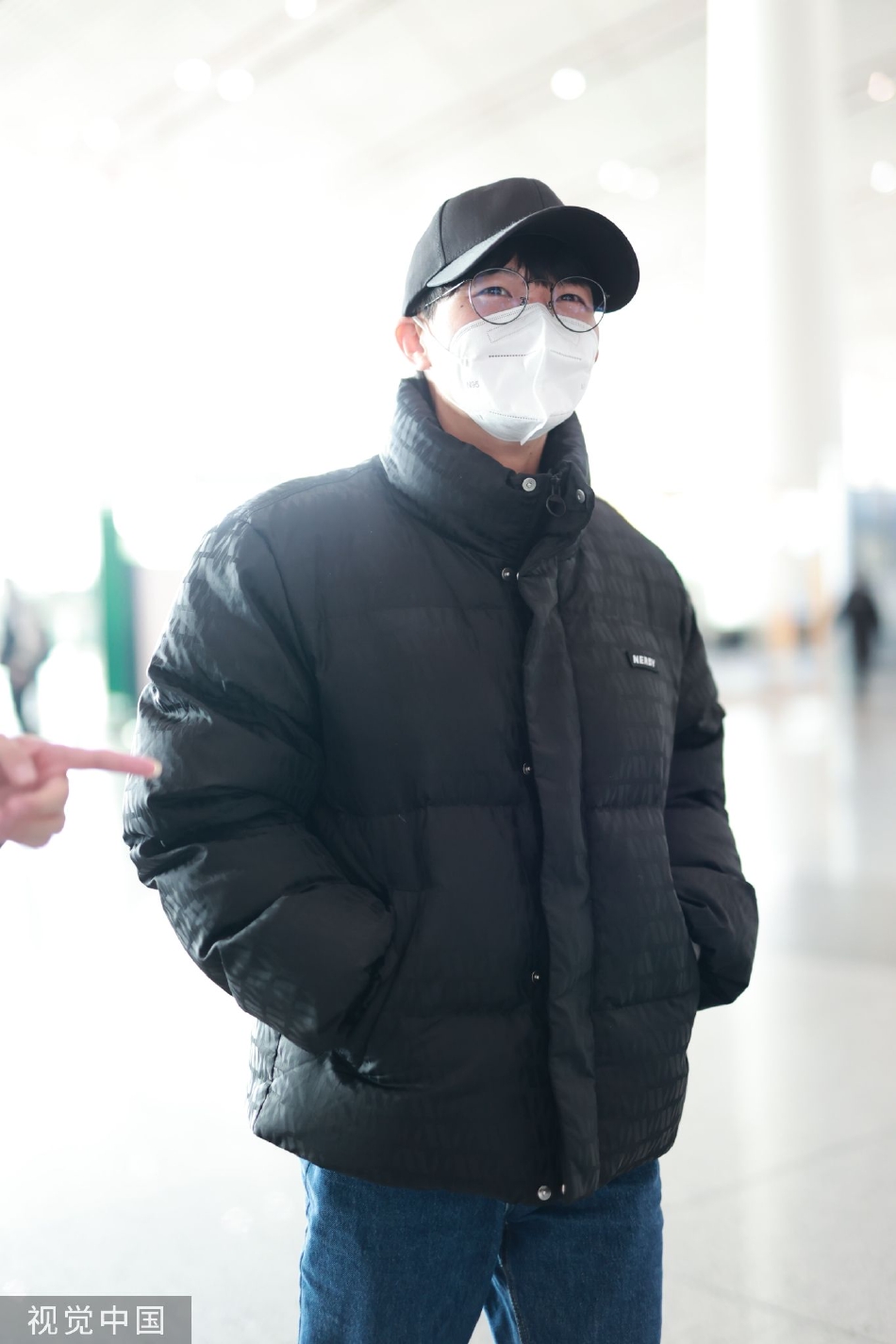 组图:周深贝雷帽羽绒服现身机场 和粉丝聊天好有亲和力