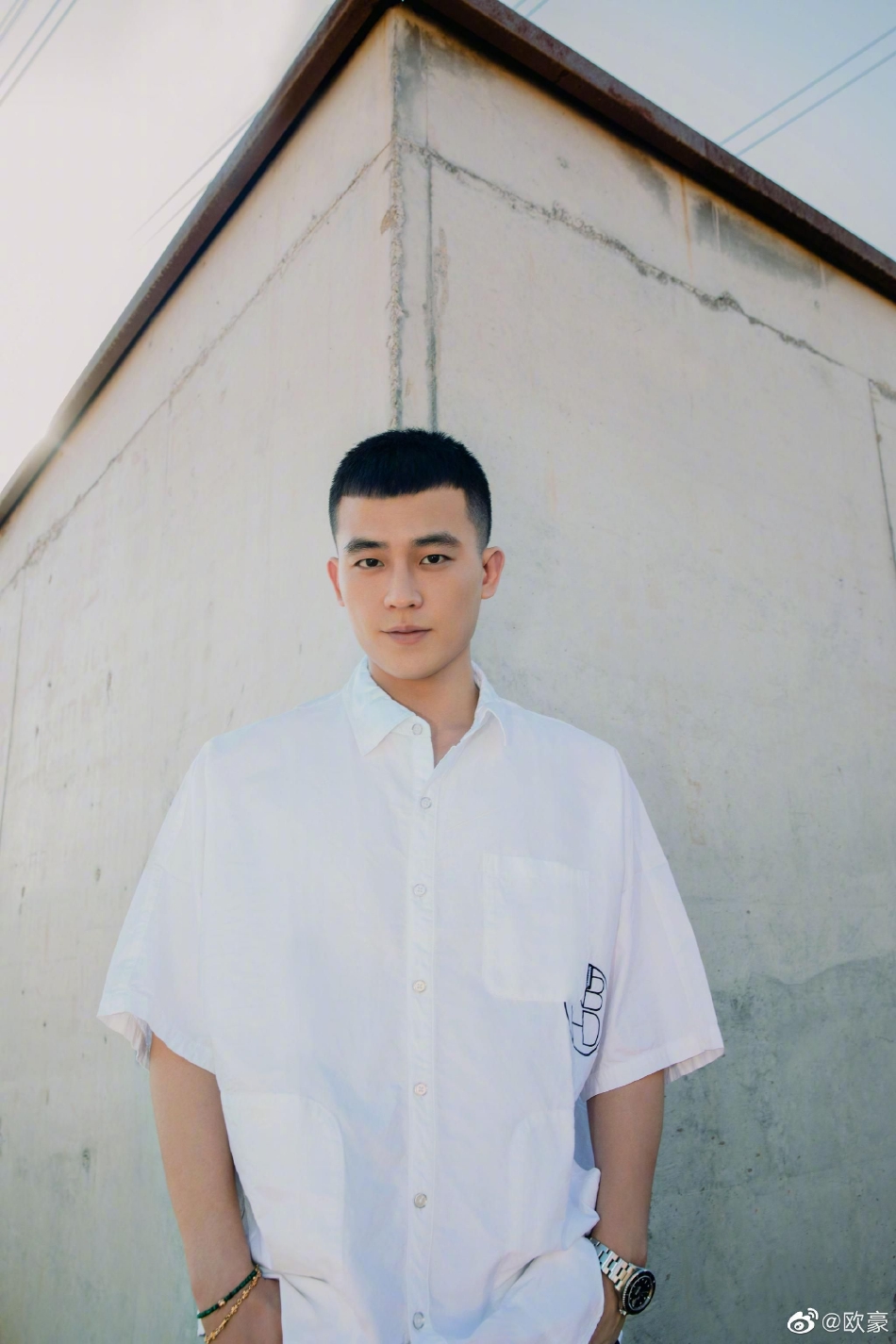 组图:欧豪生日当天同好友聚会 戴白色帽子身穿马甲笑容不断