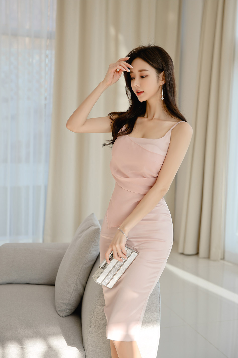 女神孙允珠时尚写真:霓彩樱粉淡雅红颜知性吊带裙