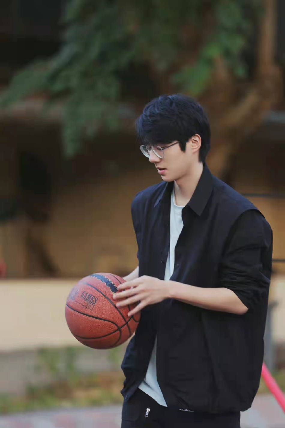 刘昊然打篮球的图片图片