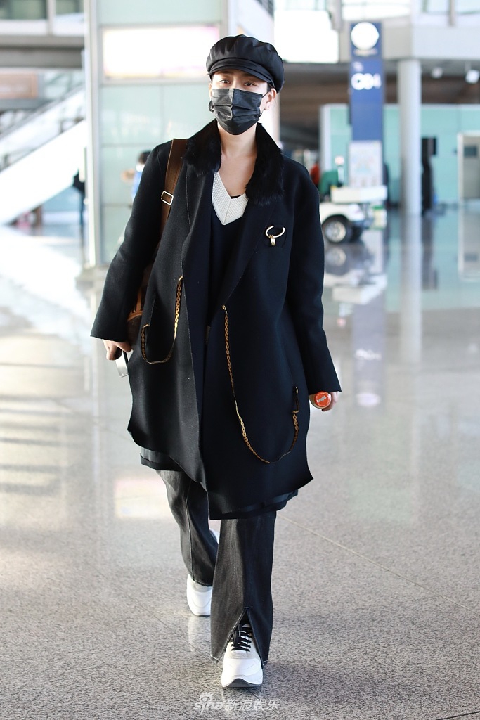 组图:马苏戴贝雷帽素颜亮相机场 全黑look自推行李又美又飒
