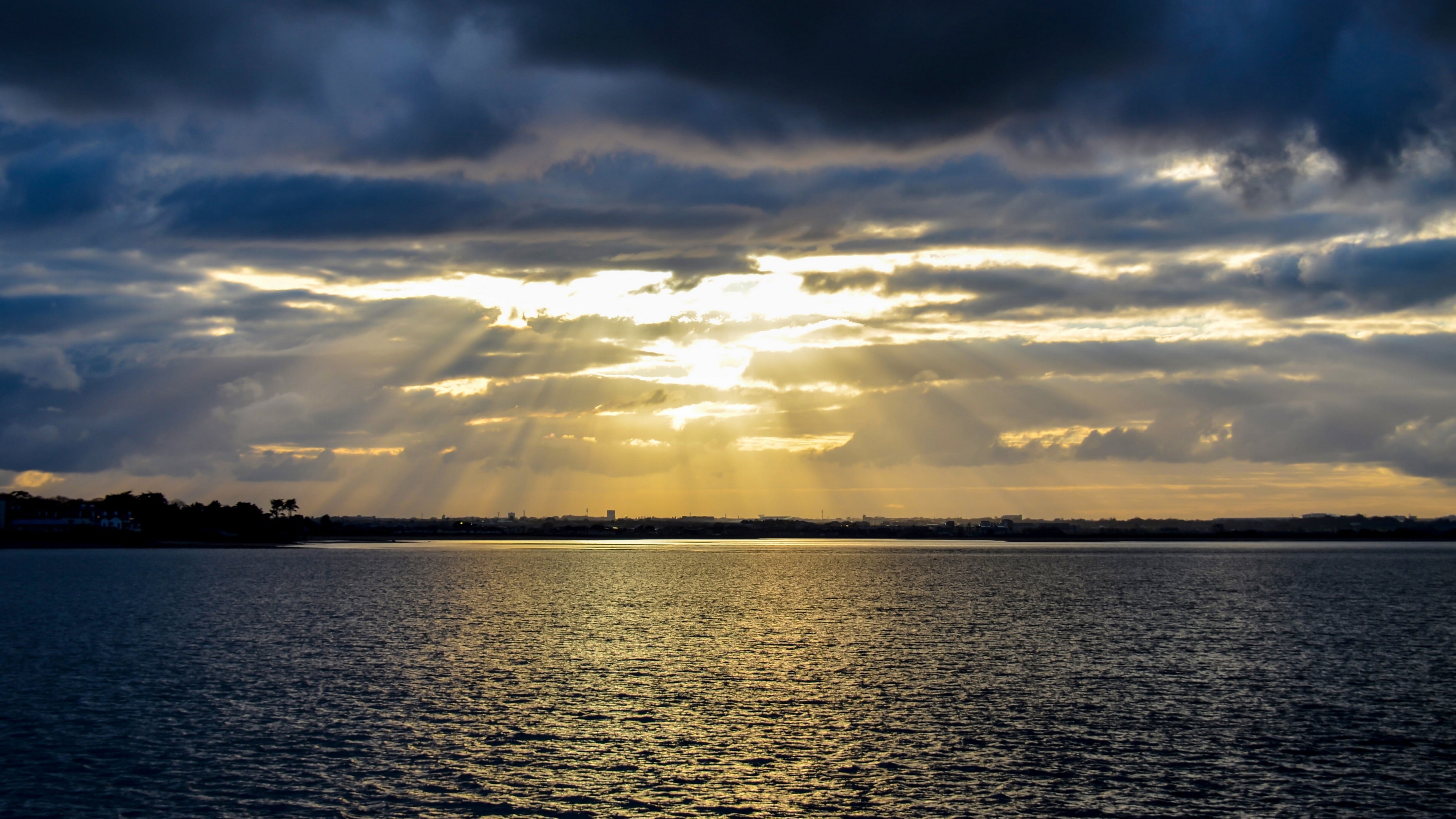 透过云层的阳光景色壁纸