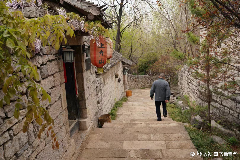 邹城上九山古村落,石板路石头墙石瓦房