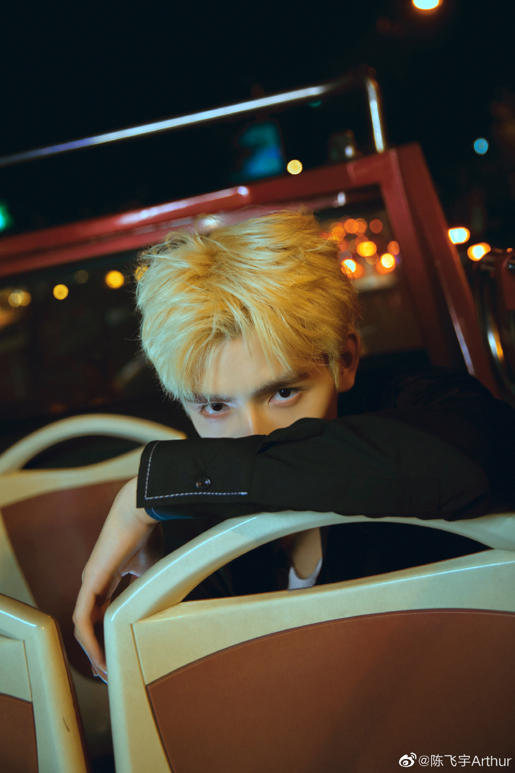 陈飞宇金发夜色大片,金发白t少年,露天大巴上,氛围感拉满