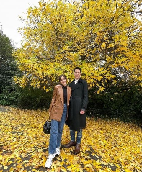 组图:aom李海娜为男友aum庆生 二人牵手面带笑容好甜蜜