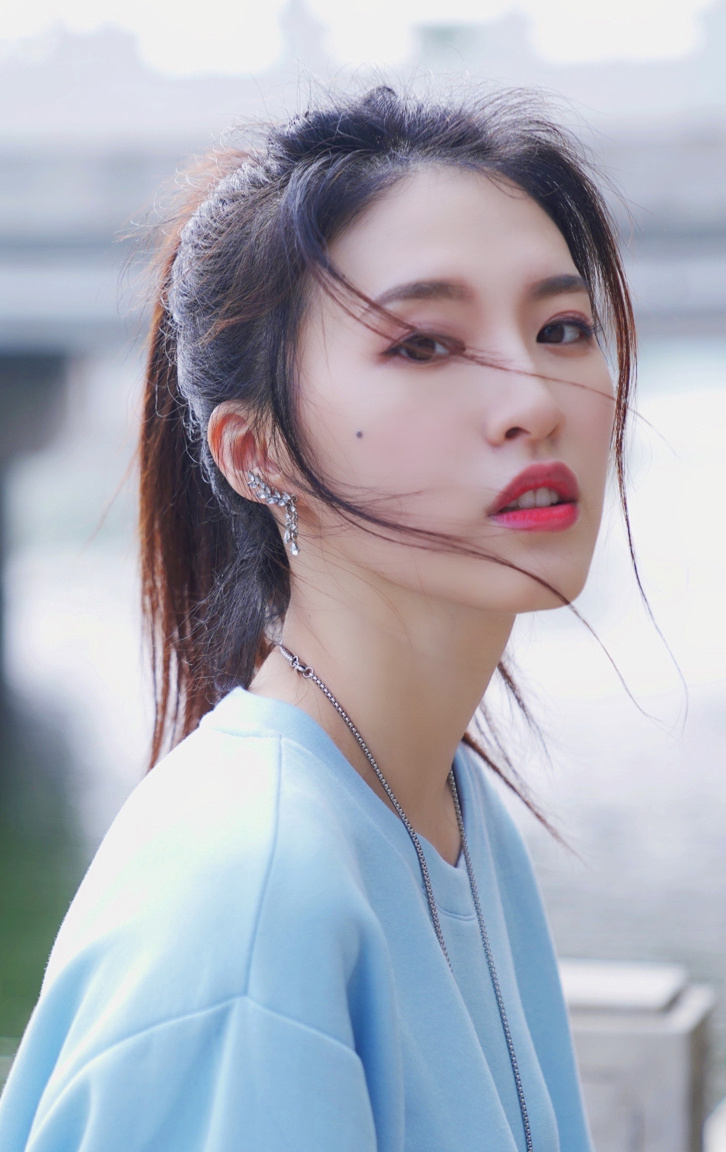 杜雨宸写真美图:花容月貌,明艳动人