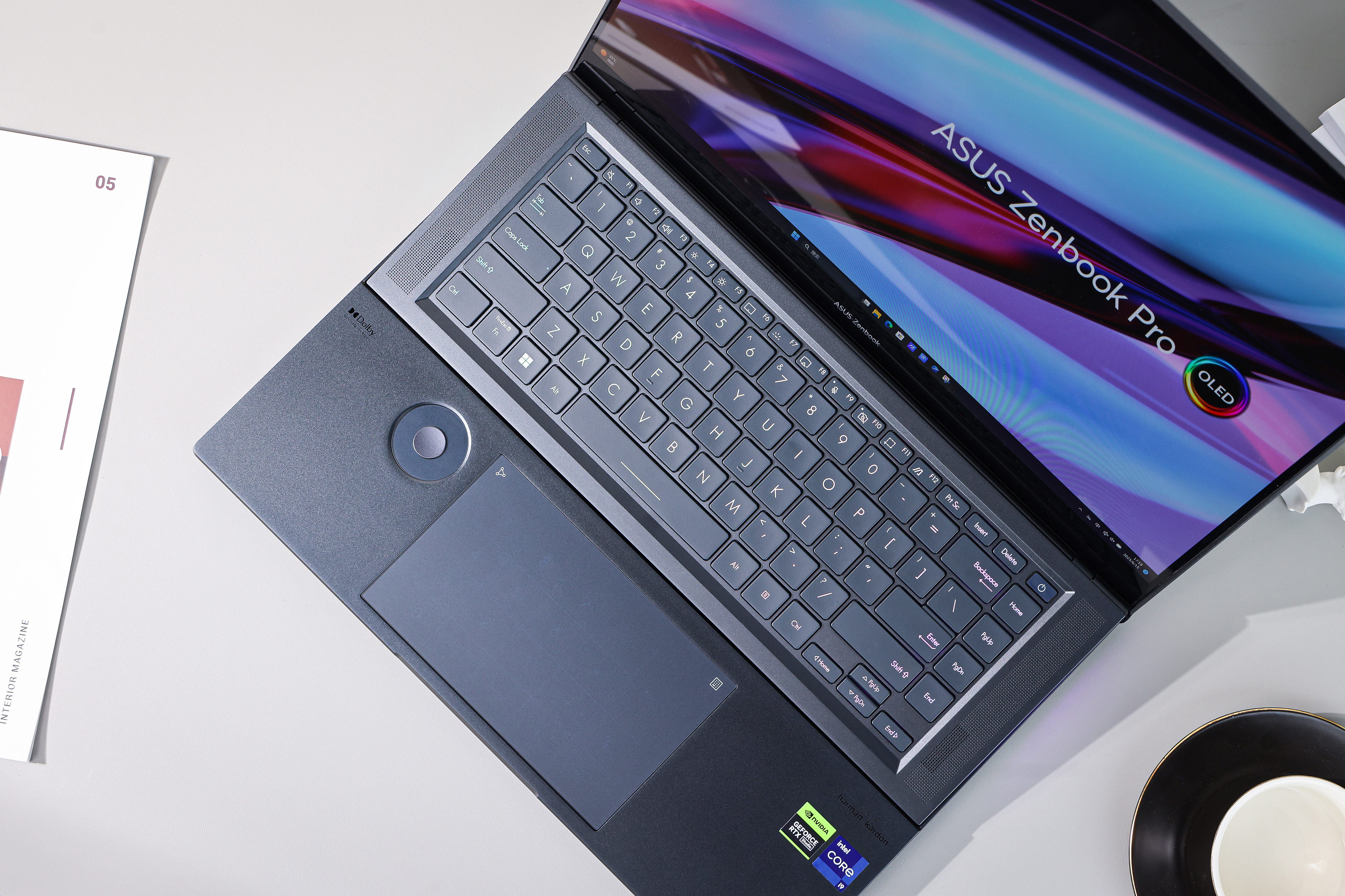 华硕灵耀x ultra旗舰轻薄笔记本图赏:配备华硕旋钮,创作得心应手