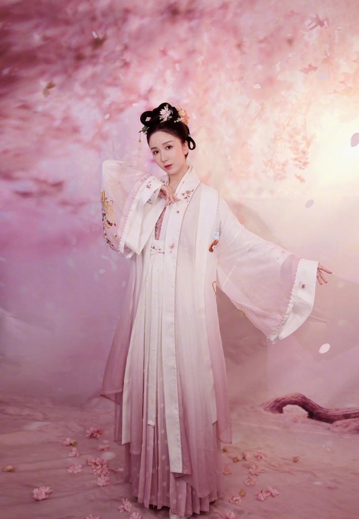 娄艺潇《高山流水觅知音》汉服造型写真 古装琵琶佳人翩翩起舞