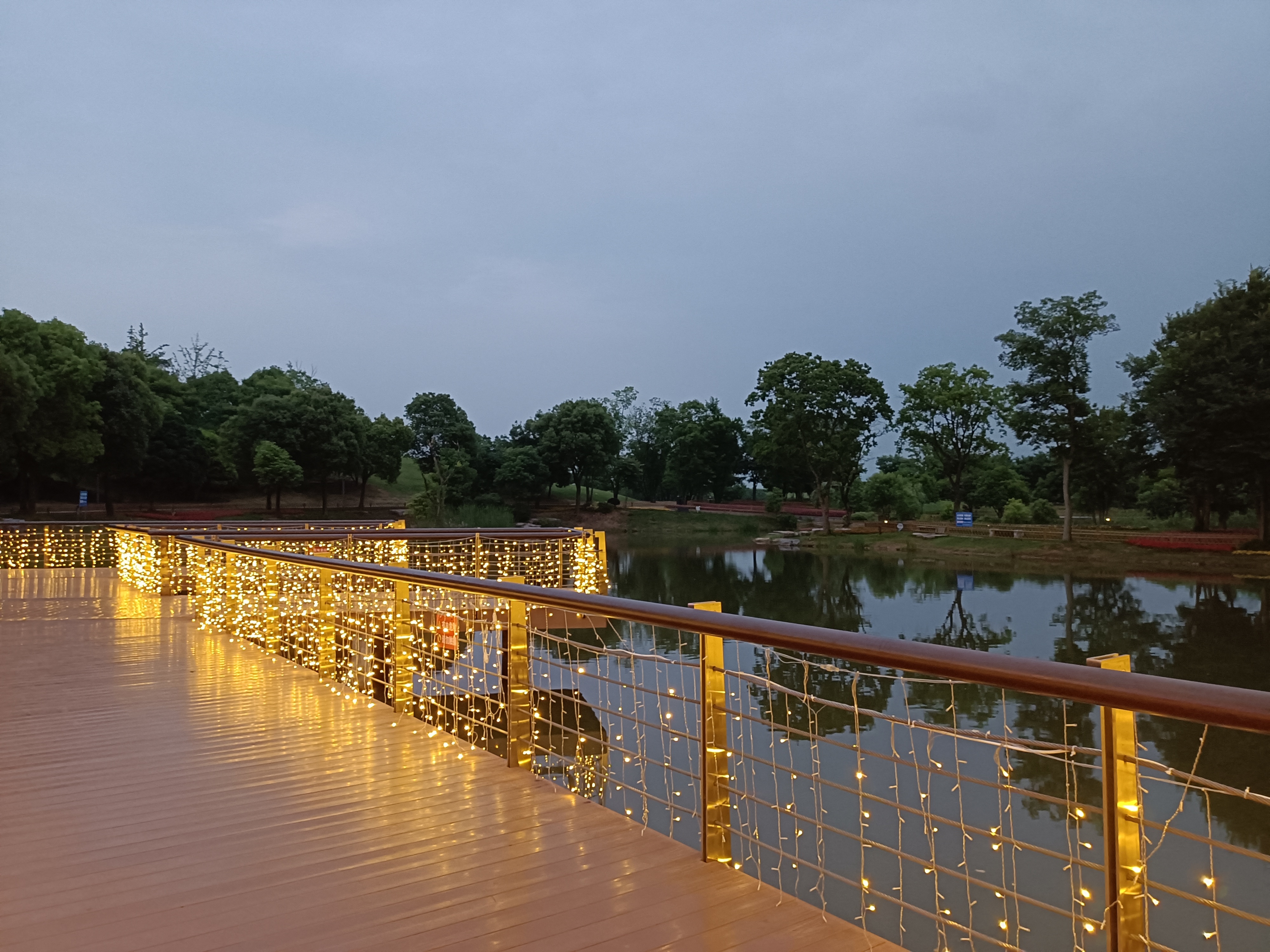 照片中的金义新区金满湖公园